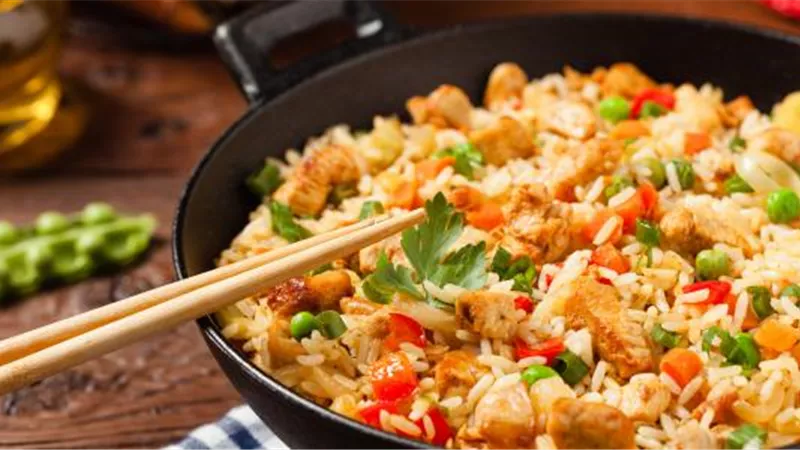 «بخطوات بسيطة» اعملي أرز بالخضروات والدجاج على الطريقة الصينية