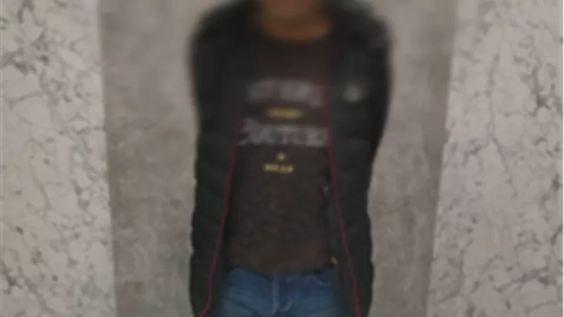 ضبط شخص يحمل سلاحًا أبيض أمام مدرسة