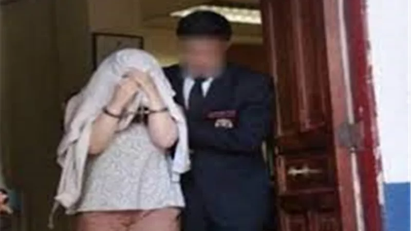 القبض على سيدة تبث مقاطع فيديو منافية للآداب
