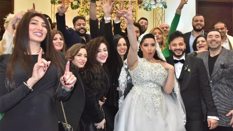 «آخرهم إيساف» الزواج في الوسط الفني لا يعرف فارق السن