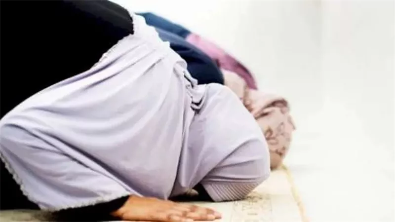 الأزهر: على المرأة استئذان زوجها قبل الذهاب إلى المسجد للصلاة