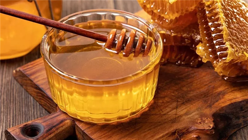 تفسير حلم أكل العسل الأبيض في المنام للمطلقة والمتزوجة
