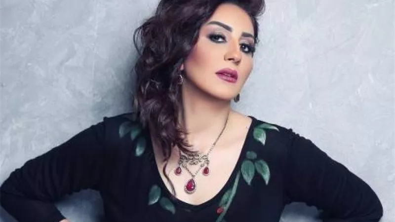 وفاء عامر ندمانة على مساعدة إحدى الفنانات: «مقدرتش وقفتي»