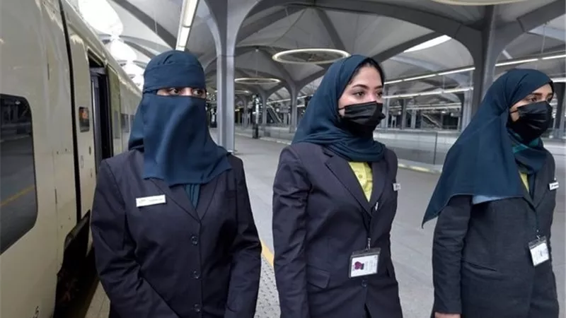 «الجنس اللطيف» قائدات لقطار الحرمين (صور) 