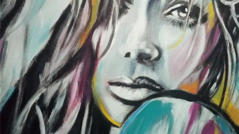 «أميرة عمرو» فنانة مبدعة في رسم اللوحات وتصميم قطع الديكور