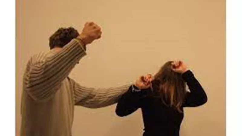  زوجة تبكي بدموع الحسرة: رفعت قضية خلع ضد زوجي فانتقم مني بالثعابين