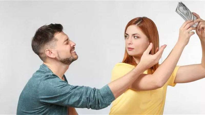 سؤال يشعل جدل فيس بوك «لو زوجتك تعمل هل لك حق في فلوسها؟»