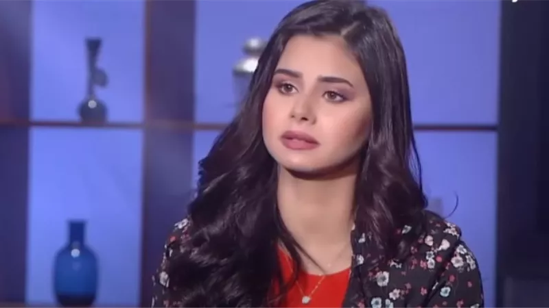 منة عرفة تُعلق على ظهورها بالمايوه في أحد الشواطئ (فيديو)