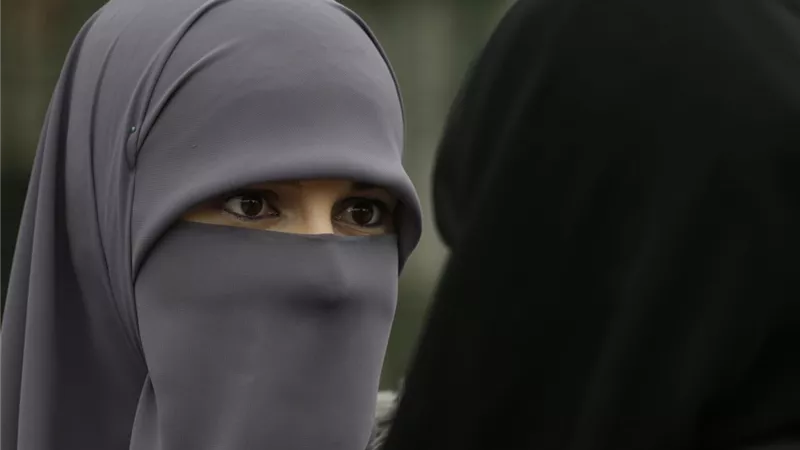 الإفتاء تحسم الجدل حول «لبس النقاب» بفتوى علي جمعة