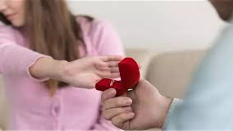 سنغافوري يقاضي امرأة رفضت علاقة رومانسية معه