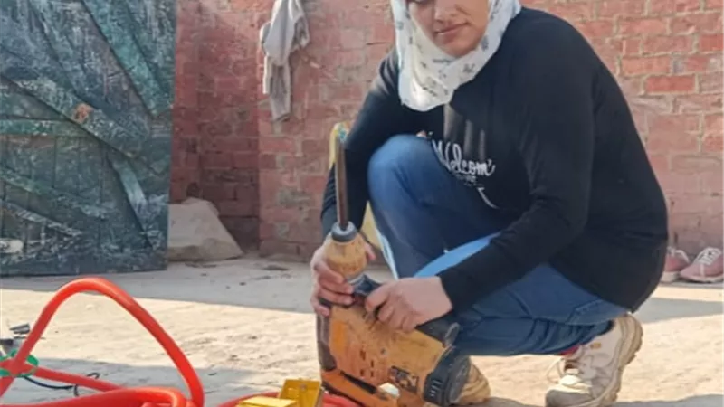 «هير نيوز» تنشر قصص ستات بـ100 ست.. الأسطى أم فارس الكهربائية سند زوجها في أزمته