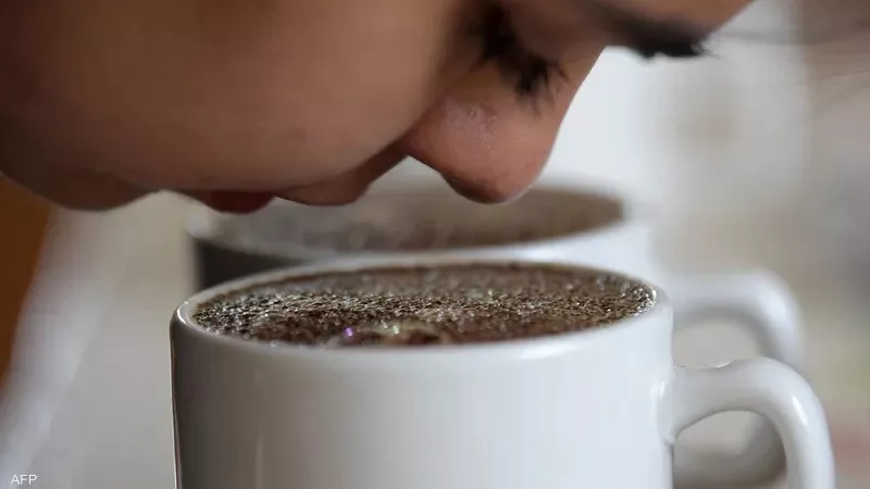 تفسير حلم شرب القهوة في المنام يختلف حسب الفنجان للعزباء والحامل