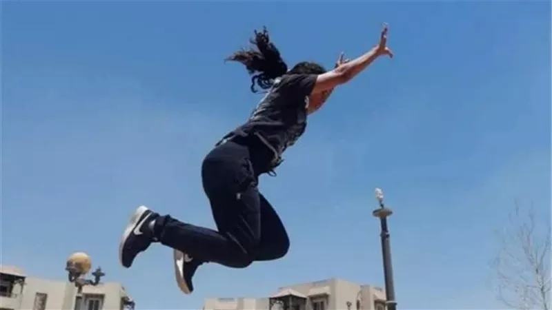 «أخوها دخل عليها» فتاة تلقي بنفسها من الرابع بسبب «تيك توك»