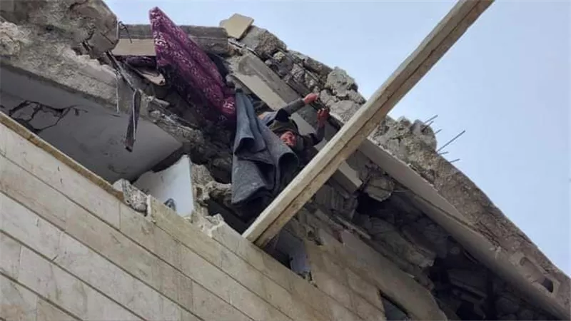 شاهدي| لحظة إنقاذ الطفل السوري بعد تلقينه الشهادتين في الزلزال المدمر (فيديو)