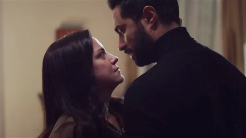 هل مسلسل أزمة منتصف العمر يخدش حياء الأسرة؟ كريم فهمي يرد
