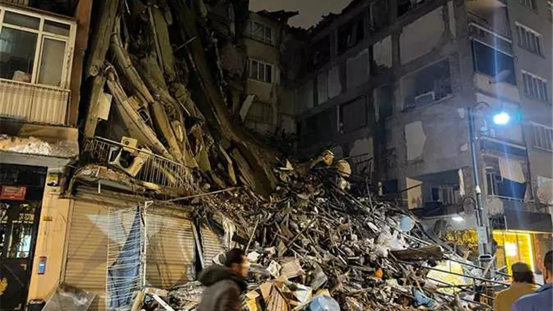 ارتفاع عدد ضحايا زلزال تركيا إلى 6234 شخصًا 