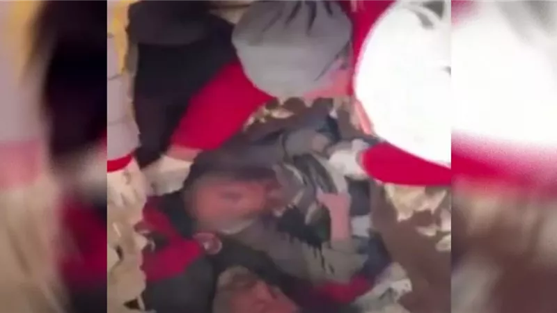 شاهدي| لحظة سقوط الأنقاض على فرق الإنقاذ في زلزال تركيا (فيديو)