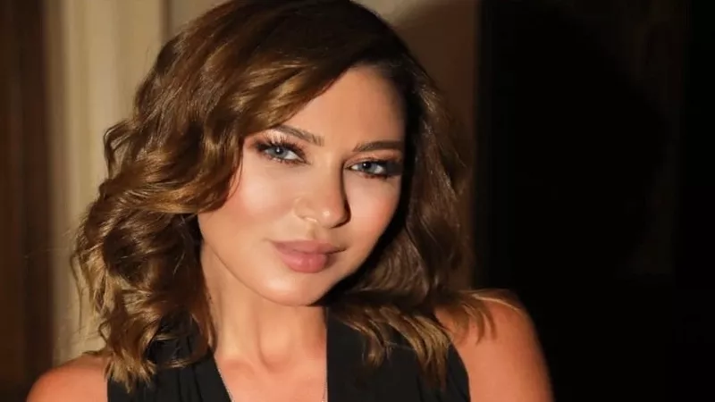 تكريم هند زيدان بعد تصاميم أزياء تفوح أنوثة