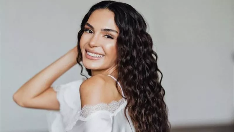 إيبرو شاهين تداوي جراح متضرري زلزال تركيا بطريقتها