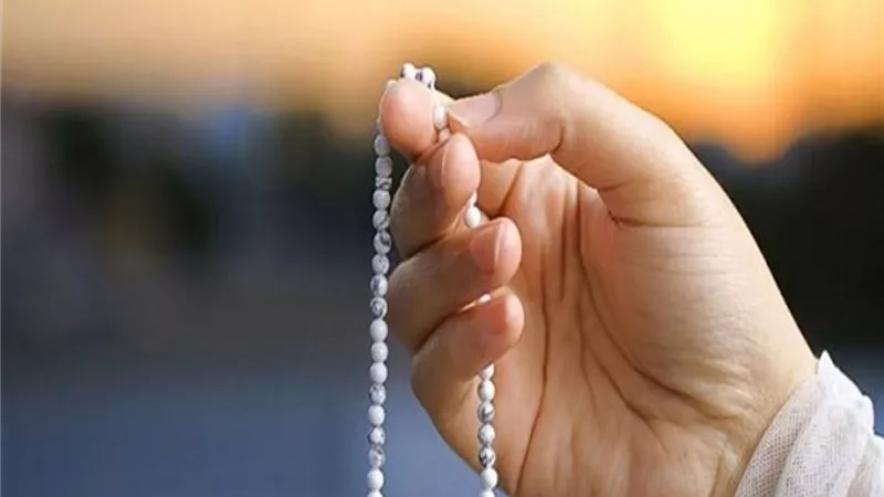 سيدة: «أعطيت سبحة لأمي الميتة في المنام فما تفسير الحلم؟»