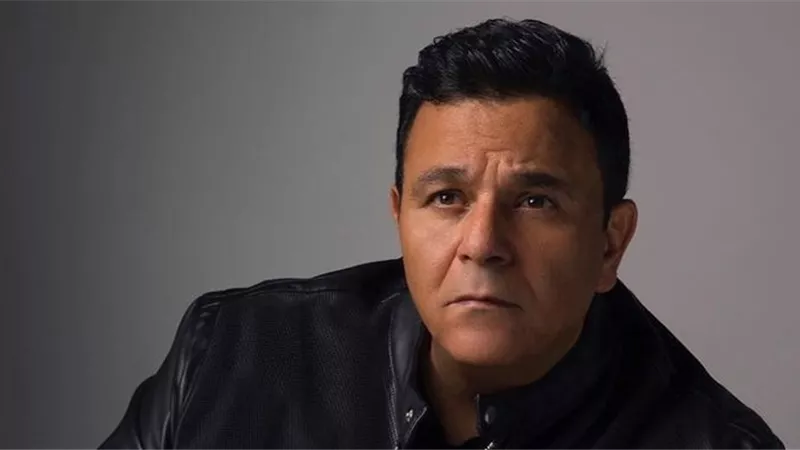 محمد فؤاد يرتدي ملابس غريبة لدى وصوله ألمانيا