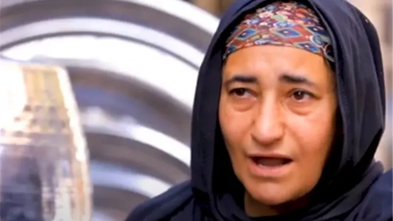 «أم تامر» ست بـ 100 راجل «شيالة» تتحمل مسئولية 3 أطفال