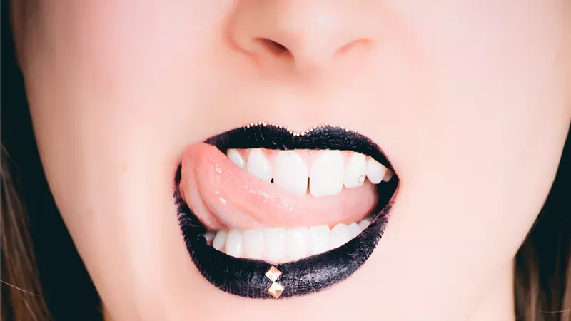 «في واقعة مثيرة» امرأة تقضم لسان رجل اعتدى عليها وتسلمه للشرطة كدليل