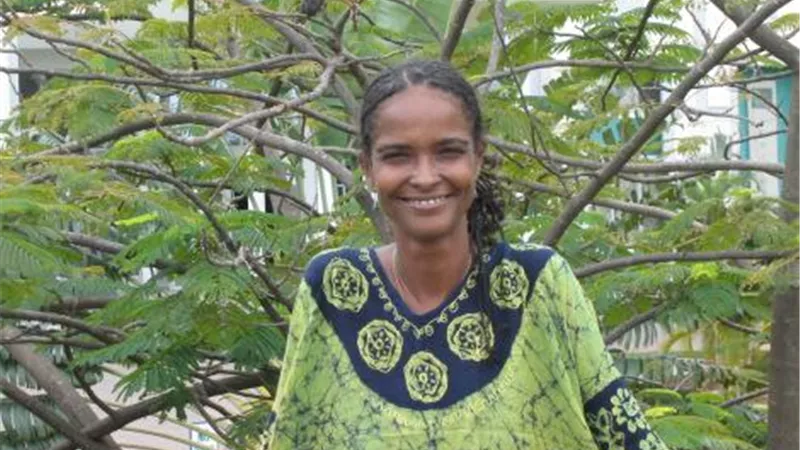 غادة كدودة مهندسة تمكنت من توليد الكهرباء بمناطق السودان النائية