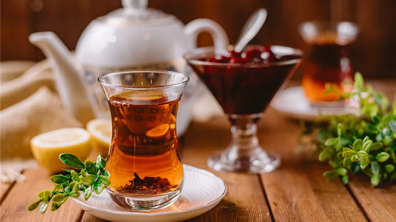 طبيبة تكشف مخاطر وفوائد الشاي