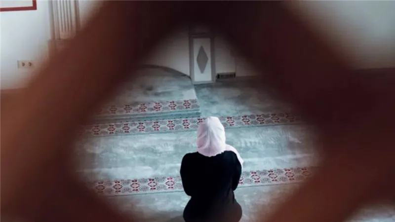 تفسير حلم الصلاة مع الميت في المنام للمتزوجة والعزباء
