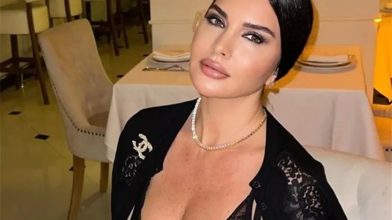 لاميتا فرنجية تفاجئ جمهورها بالحجاب وصدر مكشوف