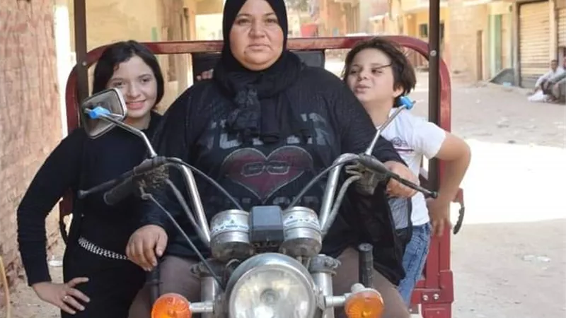 «هير نيوز» تنشر قصص ستات بـ100 ست| «محروسة» تعول أسرتها على تروسيكل ومكالمة الرئيس غيرت حياتها