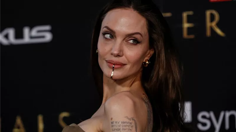 «استأجرت قاتل محترف» تفاصيل محاولة انتحار أنجلينا جولي