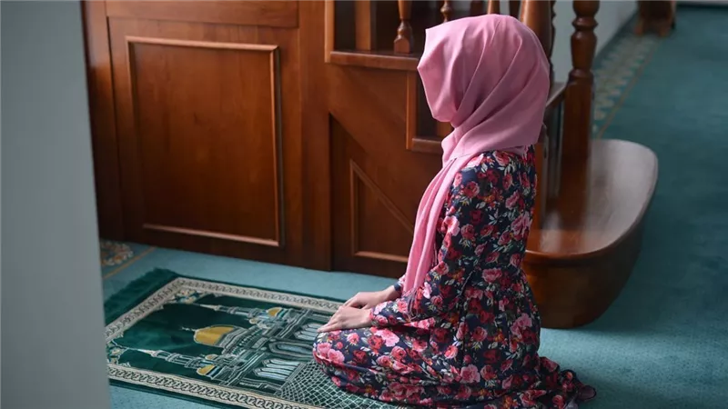 تفسير حلم الصلاة عكس القبلة في المنام للعزباء والمتزوجة