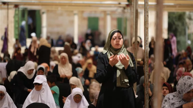 فتاة: رأيت أصدقائي يصلون الجنازة عليا في المنام فما تفسير الحلم؟