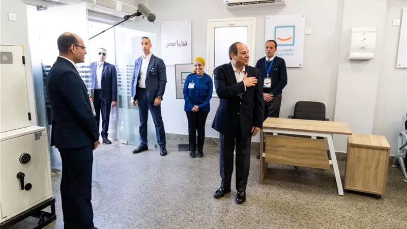 السيسي يتفقد مكتب بريد معصرة ملوي في المنيا