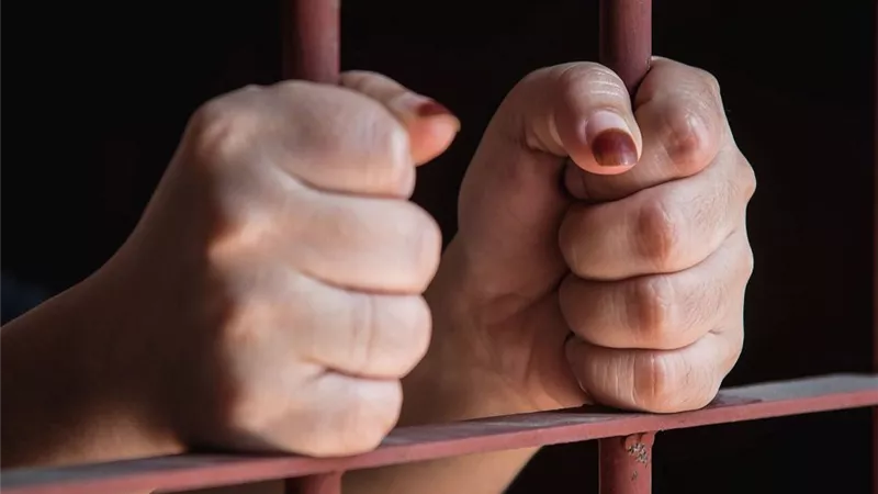 ممرضة تخطف زميلتها لإرضاء عشيقها 