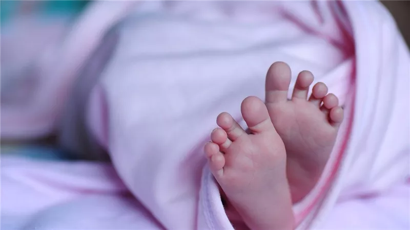 حبس أم تسببت في وفاة طفلتها بواسطة الطعام