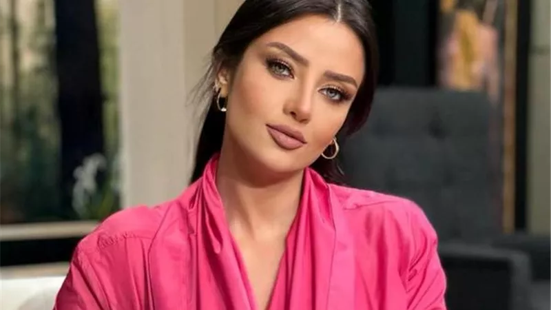 رضوى الشربيني تفوح أنوثة بفستان أسود جذاب