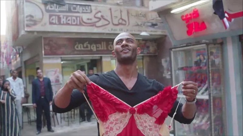 شاب يقفز من الشرفة بعين شمس «حاولوا يلبسوه قميص نوم مثل الأسطورة»