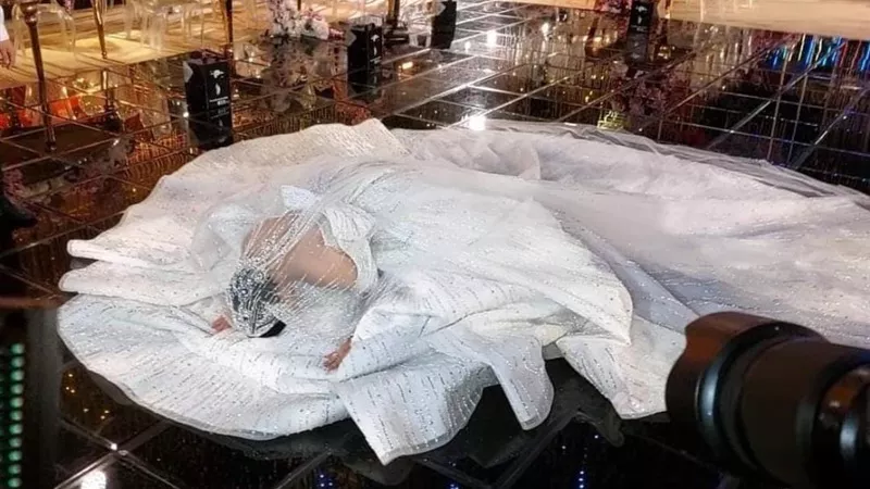 مفيدة شيحة تفتح النار على زوجة حسن شاكوش بسبب «سجدة الزفاف»
