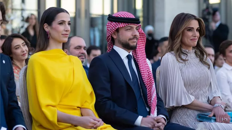 حقيبة الملكة رانيا تلفت الأنظار في حفل زفاف الأميرة إيمان