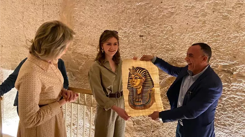 ملكة بلجيكا وابنتها تستعيدان ذكريات الجدة إليزابيث في الأقصر