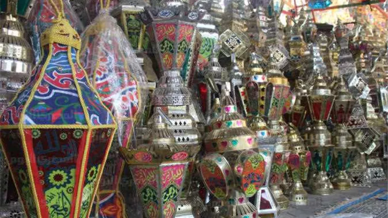 منها «خان الخليلي والسيدة زينب» أشهر أماكن لشراء فانوس رمضان