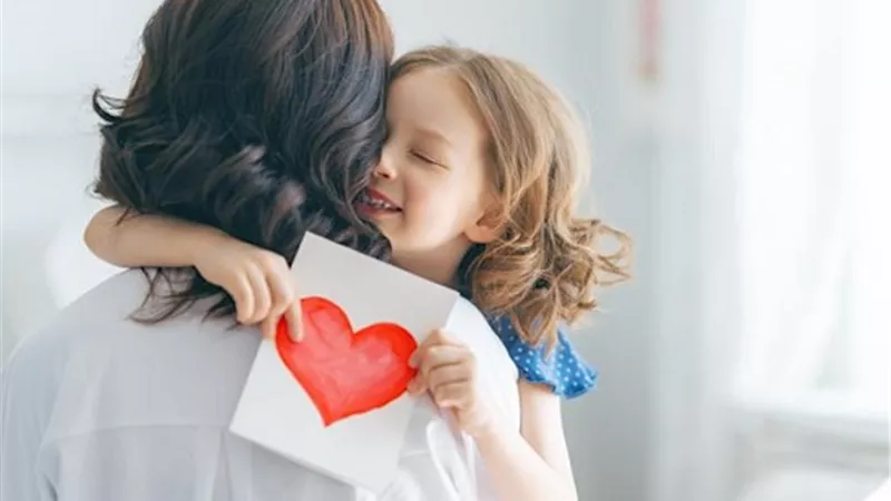 «ماتقوليش مفيش فلوس» هدايا على «قد الإيد» في عيد الأم