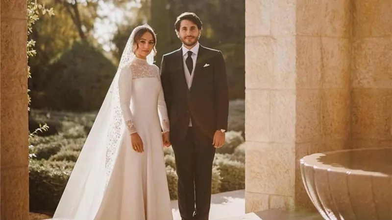 «ديور» تحتفي بفستان الأميرة إيمان على الطريقة الملكية