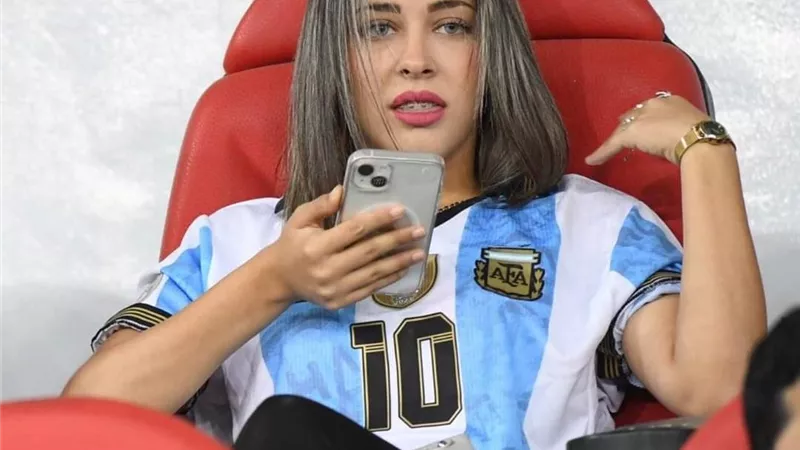لاعبة منتخب الجزائر تخطف الأنظار بجمالها أمام الكعبة المشرفة (صور)
