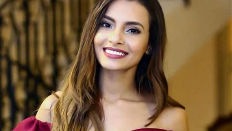كارمن سليمان بأغرب «لوك» والتعليقات: «الجمال عدى الكلام»