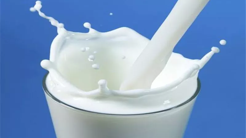 تفسير حلم توزيع اللبن في المنام وعلاقته بخير ورزق قريب
