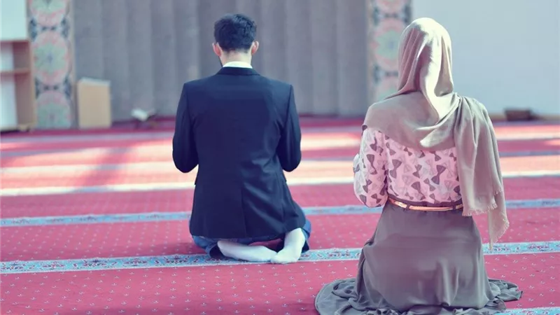 «رؤيا جميلة»| تفسير حلم صلاة الجماعة مع الزوج في المنام
